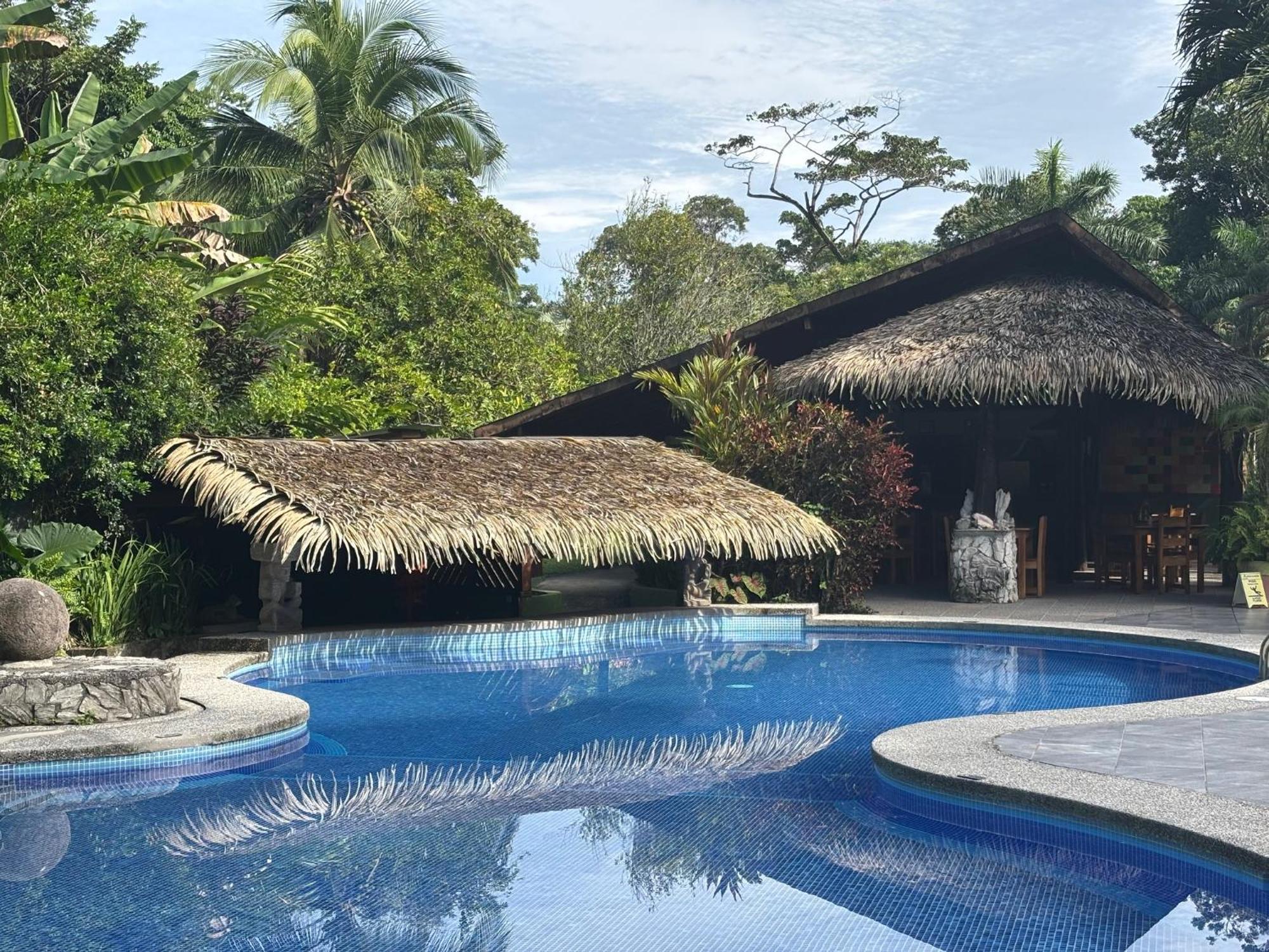 Hotel Suizo Loco Lodge & Resort カウイータ エクステリア 写真